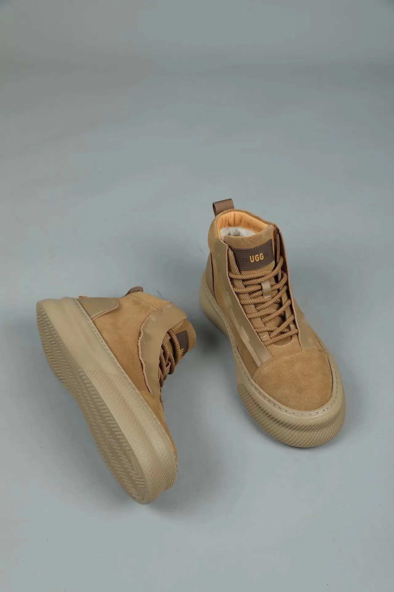 Men's shoes 💰600 IUGGI handsome double-sided short boots. I was attracted by it at first sight. Exclusive and original private outsole. Super soft and light rebound. Top layer calfskin grain frosted. Full texture. All sheep fur inside. Size: 39-44 Model 3681